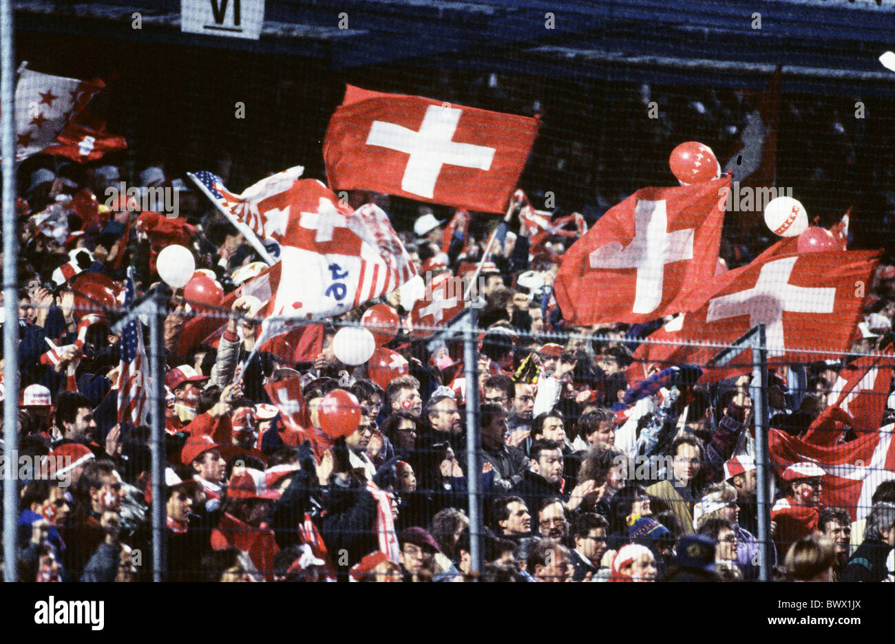 1993 globos banderas seguidores fanáticos de fútbol estadio deportivo tribuna stand aclamando Switzerlan masivo Foto de stock