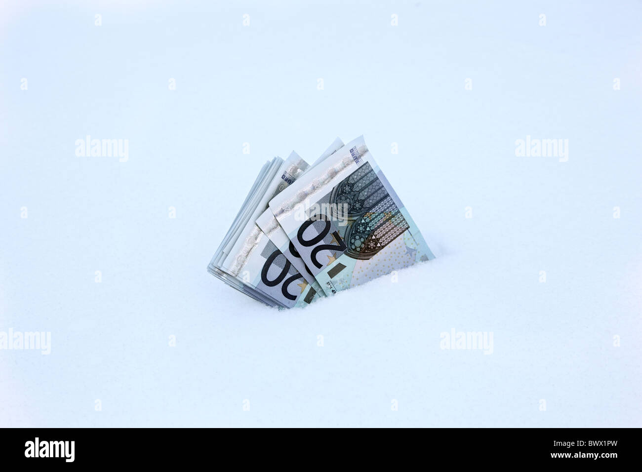 Los billetes de 20 € en la nieve o el hielo Foto de stock
