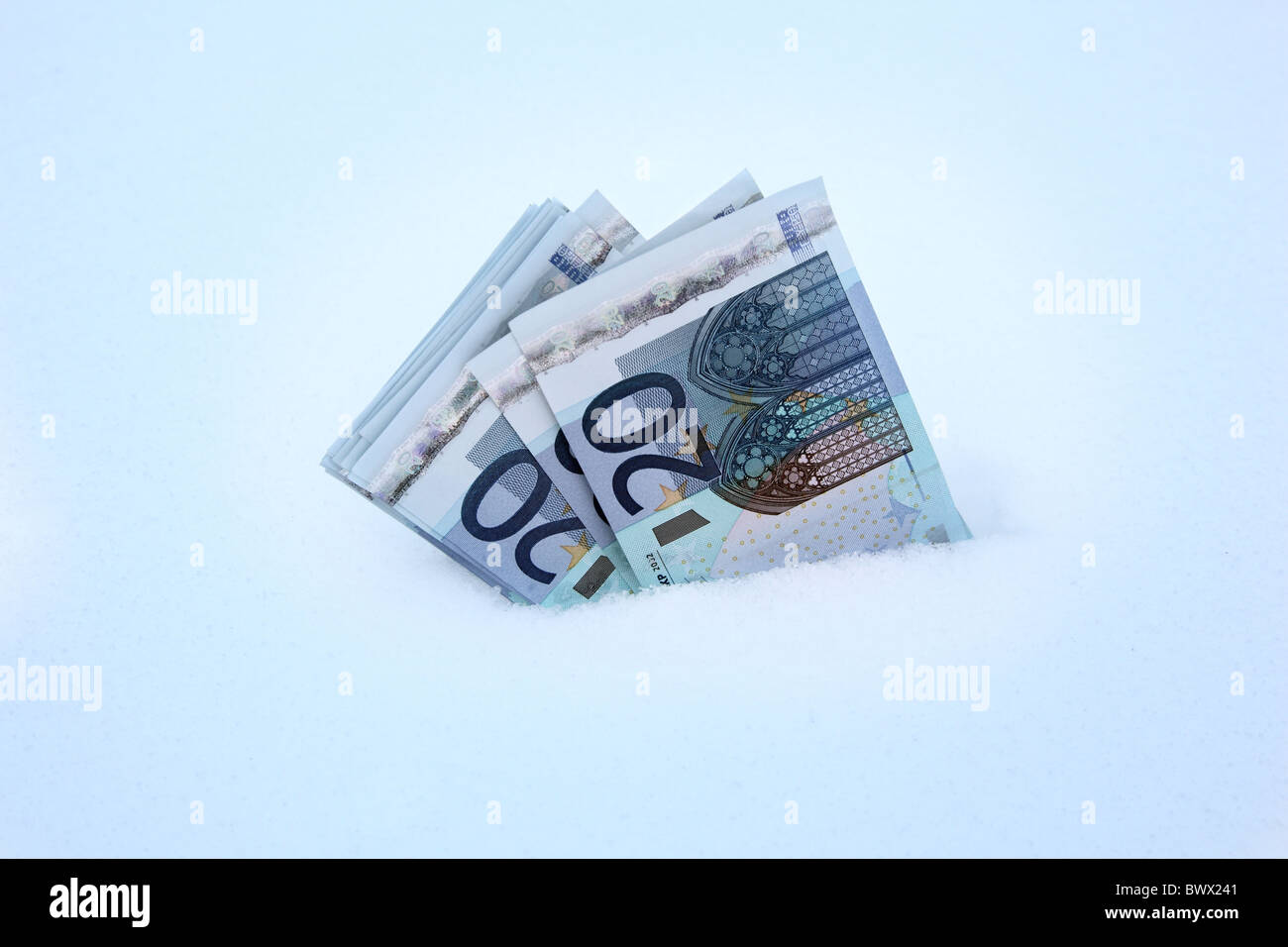 Los billetes de 20 € en la nieve o el hielo Foto de stock