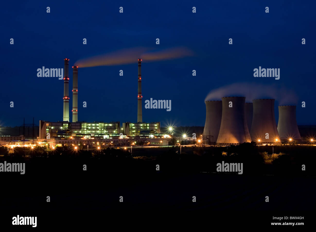 La planta de energía de turbina de vapor Pocerady por noche - República Checa Foto de stock