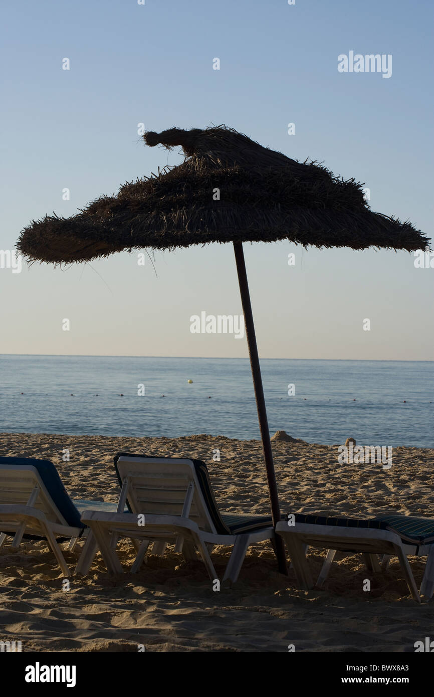 Playa, sombrilla y tumbonas Foto de stock