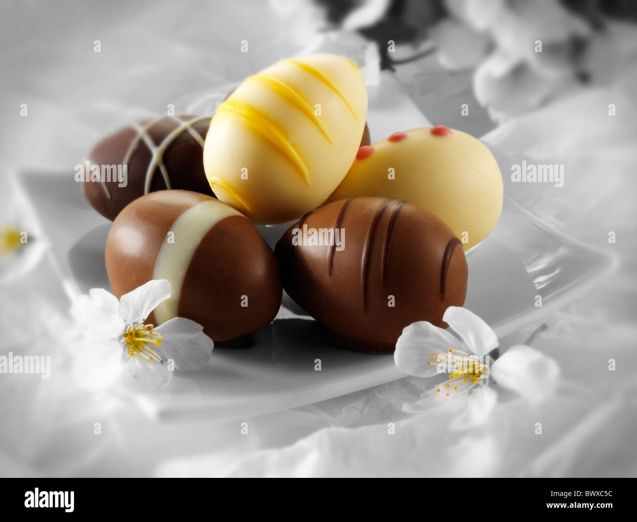 Chocolate tradicional decorado de huevos de Pascua Foto de stock