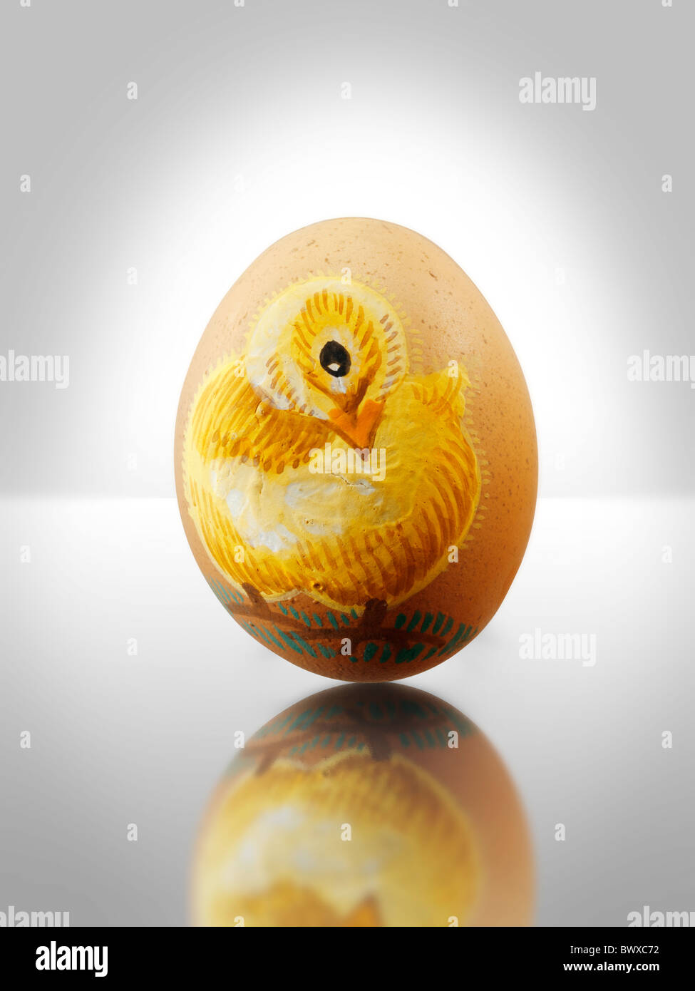 Los huevos de gallina pintados a mano con diseño tradicional pollitos de Pascua Foto de stock