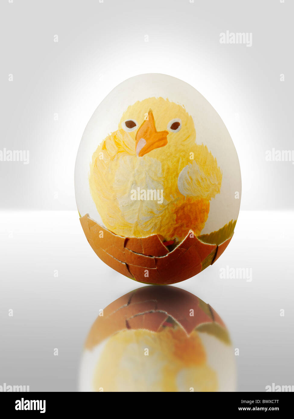 Los huevos de gallina pintados a mano con diseño tradicional pollitos de Pascua Foto de stock