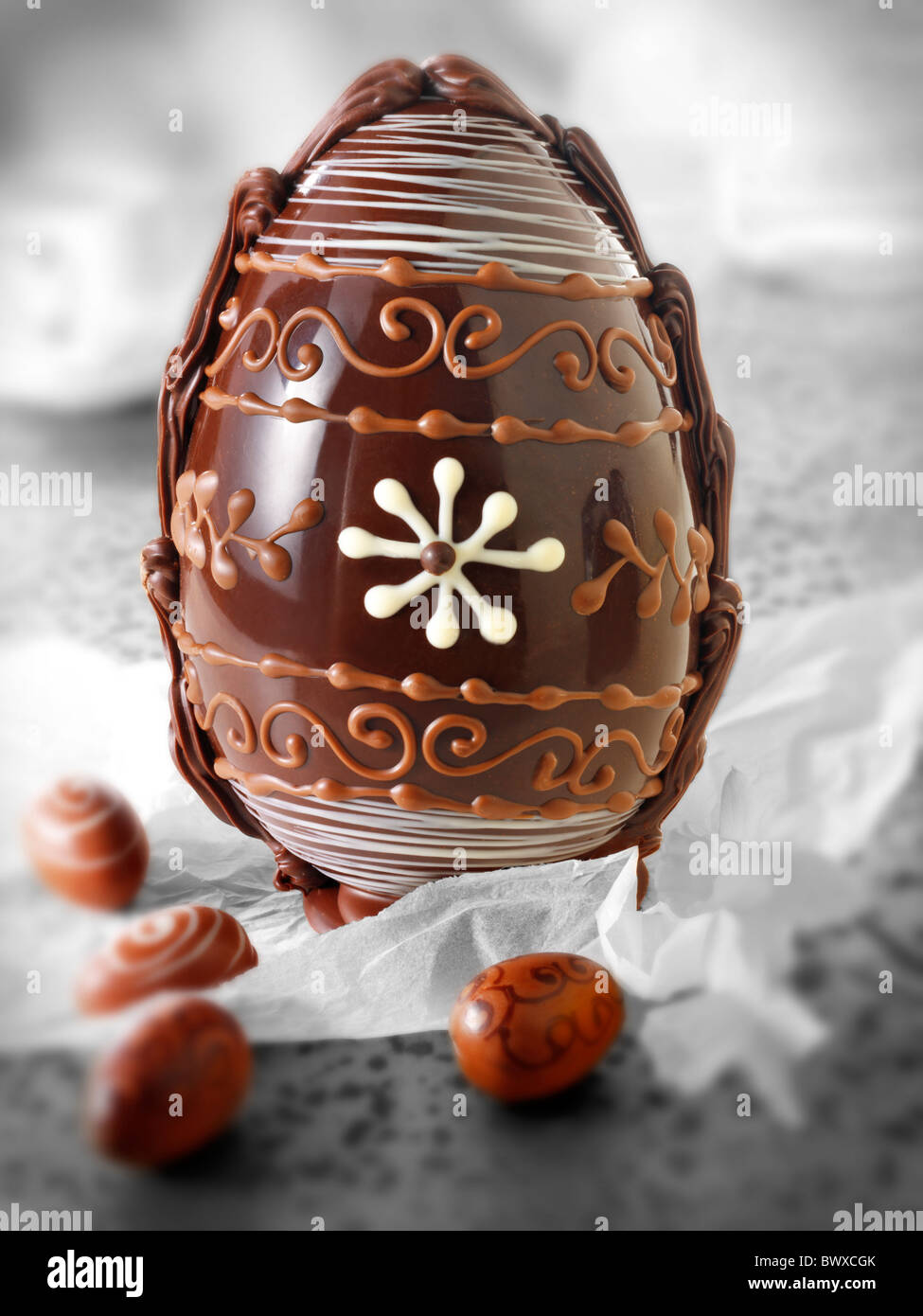 Hecho a mano tradicional decoración de huevos de Pascua de chocolate Foto de stock