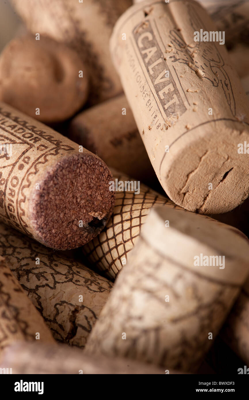 Una colección de tapones de corcho de vino usado Foto de stock