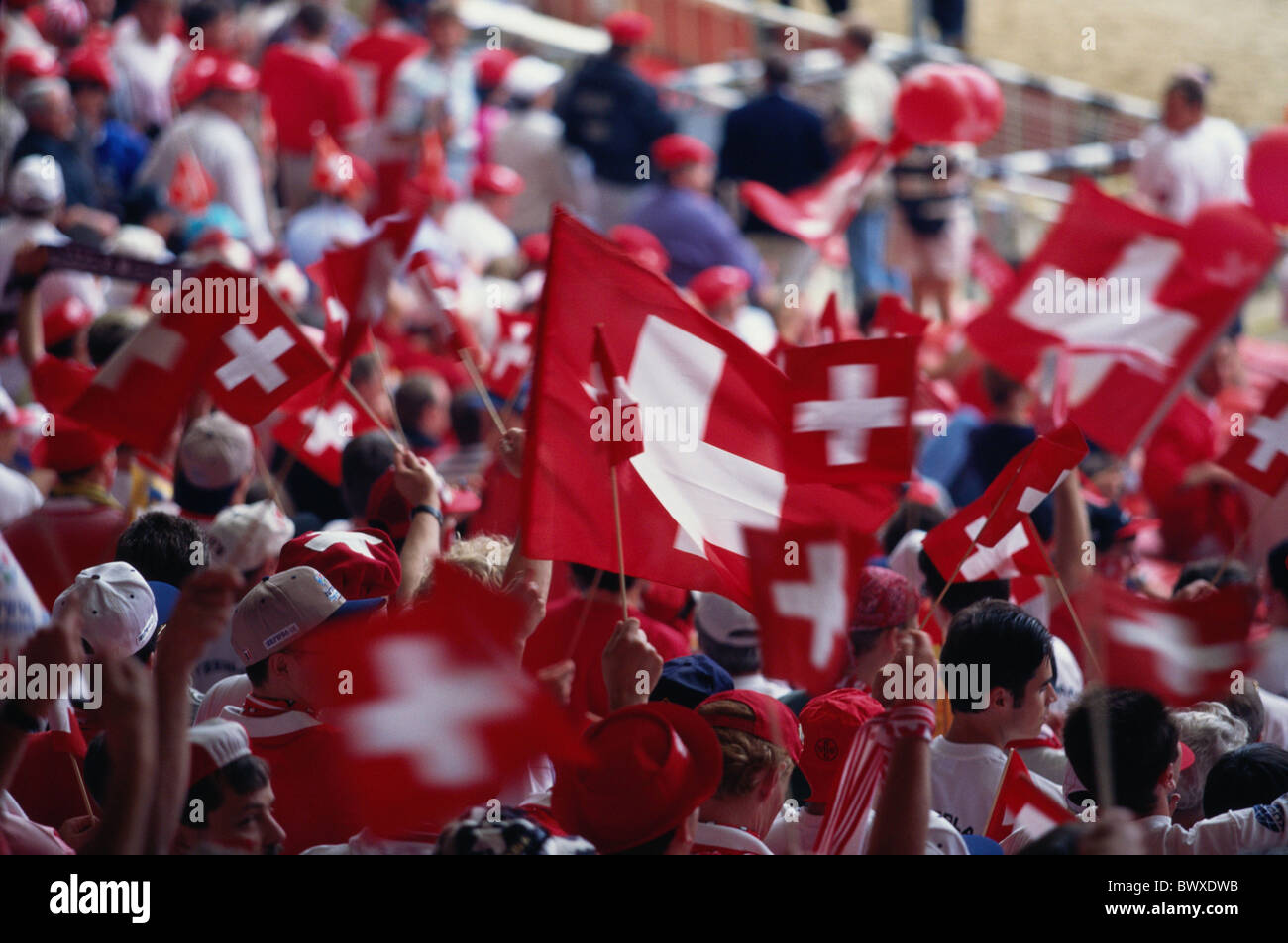 Close-up EM fans del campeonato europeo de fútbol de Inglaterra Suiza Europa Suiza masiva banderas banner Foto de stock