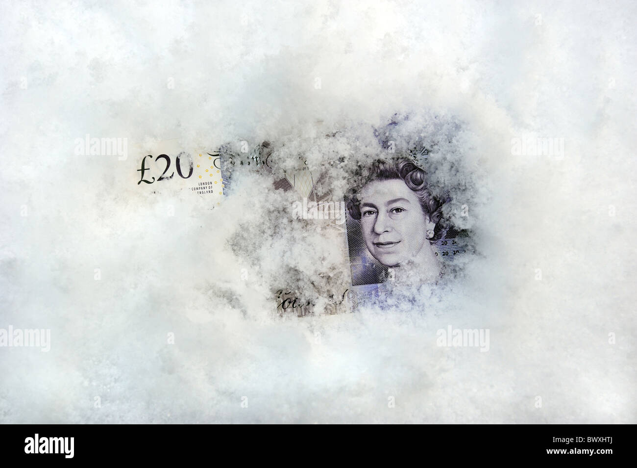 Nota 20 libras británicas en la nieve y el hielo invernal de combustible RE PAGOS AHORRO DE DINERO EN EFECTIVO LAS INVERSIONES HIPOTECAS ETC Foto de stock