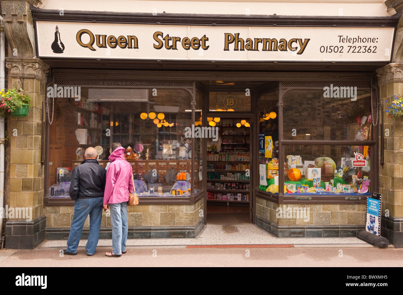 La calle Queen farmacia tienda en Southwold, Suffolk , Inglaterra , Gran Bretaña , Reino Unido Foto de stock