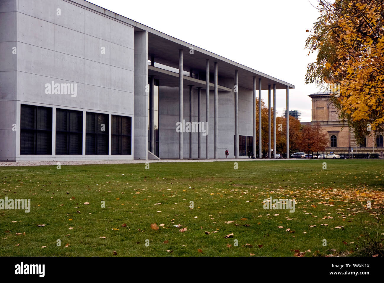 Exterior de la Pinakothek der Moderne museo de artes en Munich Foto de stock