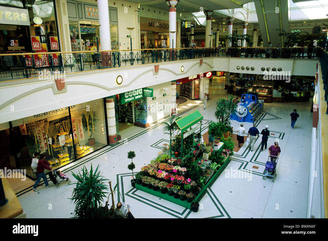 Shires shopping mall england uk english malls shopping shopper shoppers  fotografías e imágenes de alta resolución - Alamy
