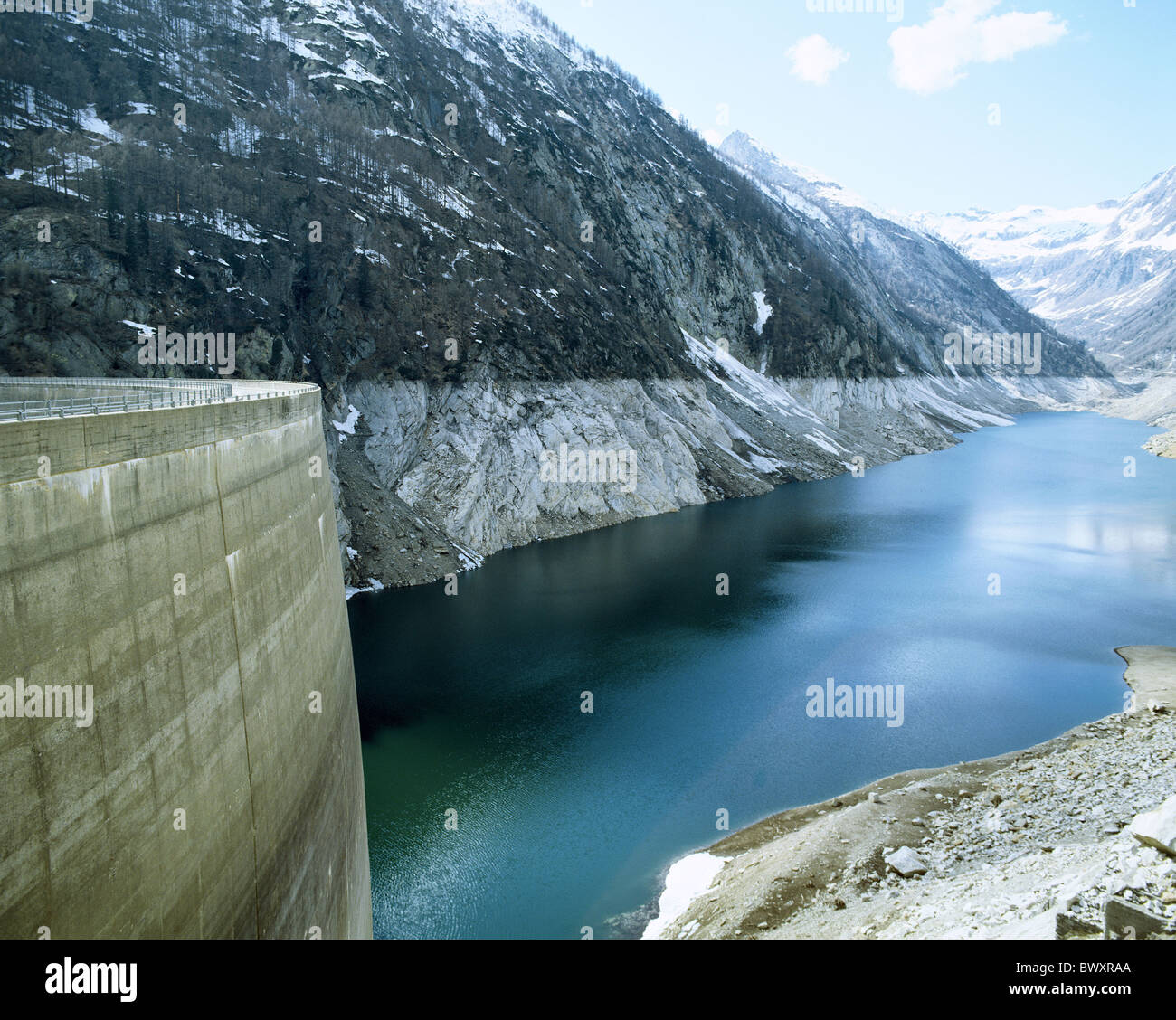 El muelle del Lago Sambuco panorama Suiza Europa presa embalse de agua de mar lago Tesino Foto de stock