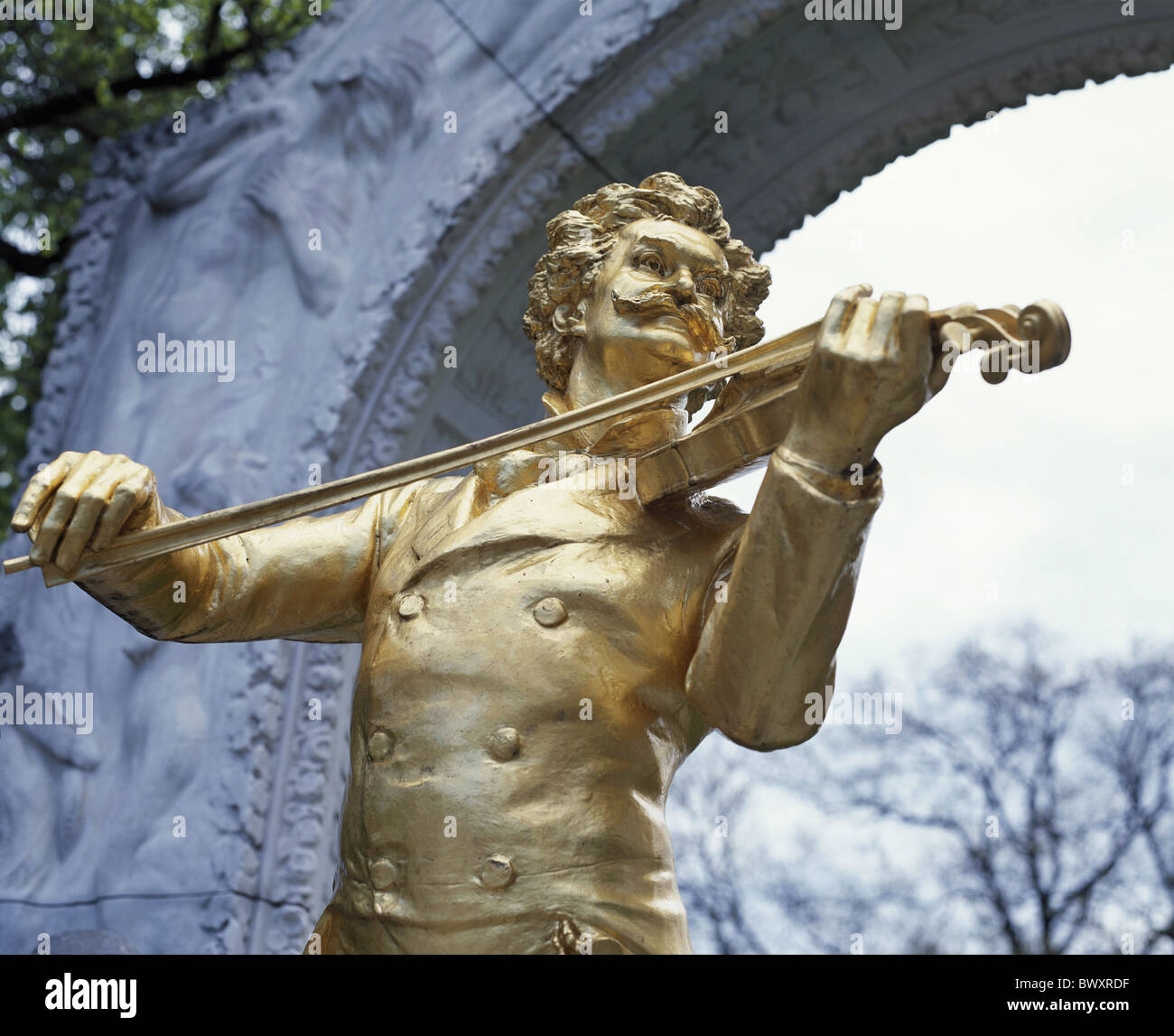 Johann Strauss monumento dorado el compositor de música clásica Austria Europa escultura al parque de la ciudad histórica Viena Foto de stock