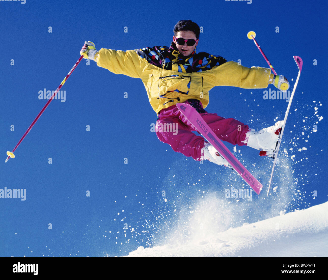 Deportes invierno esquí deporte montañas dinámica descripción chaqueta amarilla Coat pantalones pantalones rosa hombre sk Fotografía de stock -