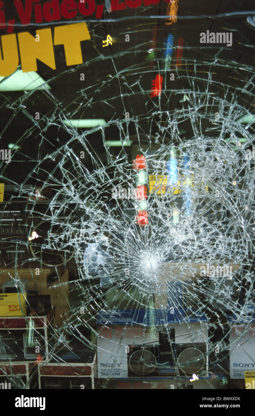 Broken glass in shop window fotografías e imágenes de alta resolución -  Alamy