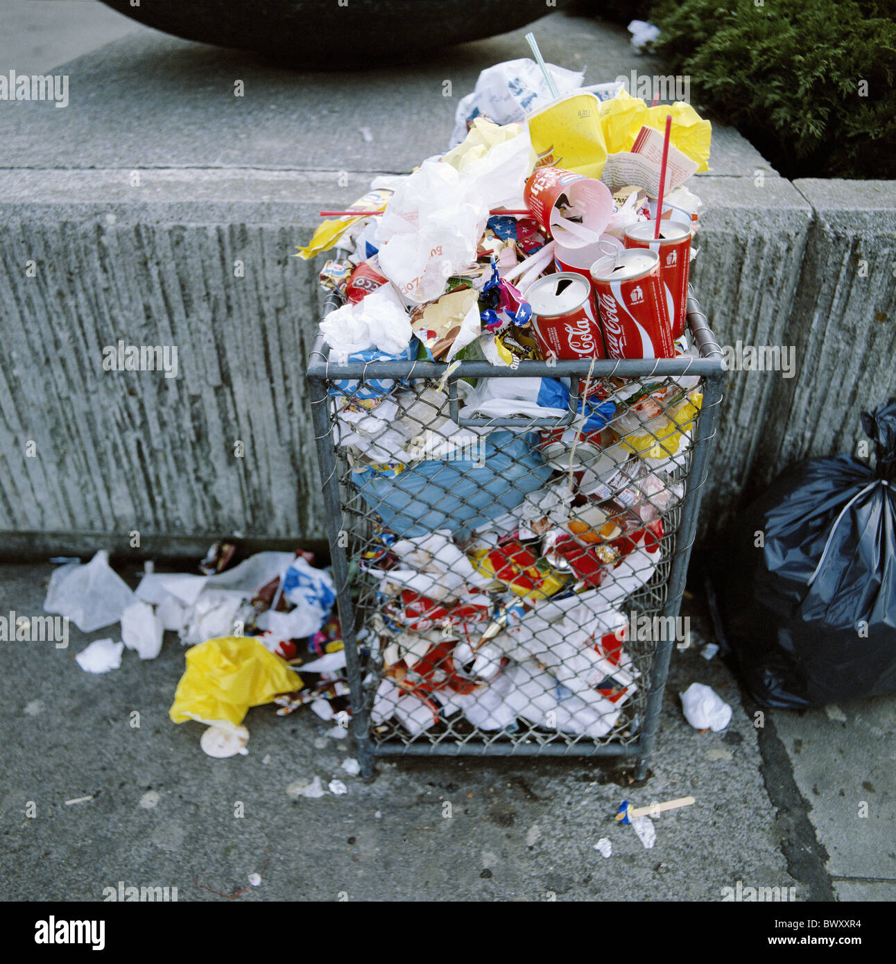 Tacho de basura basura basura residuos entorno overcrowds Fotografía de stock - Alamy