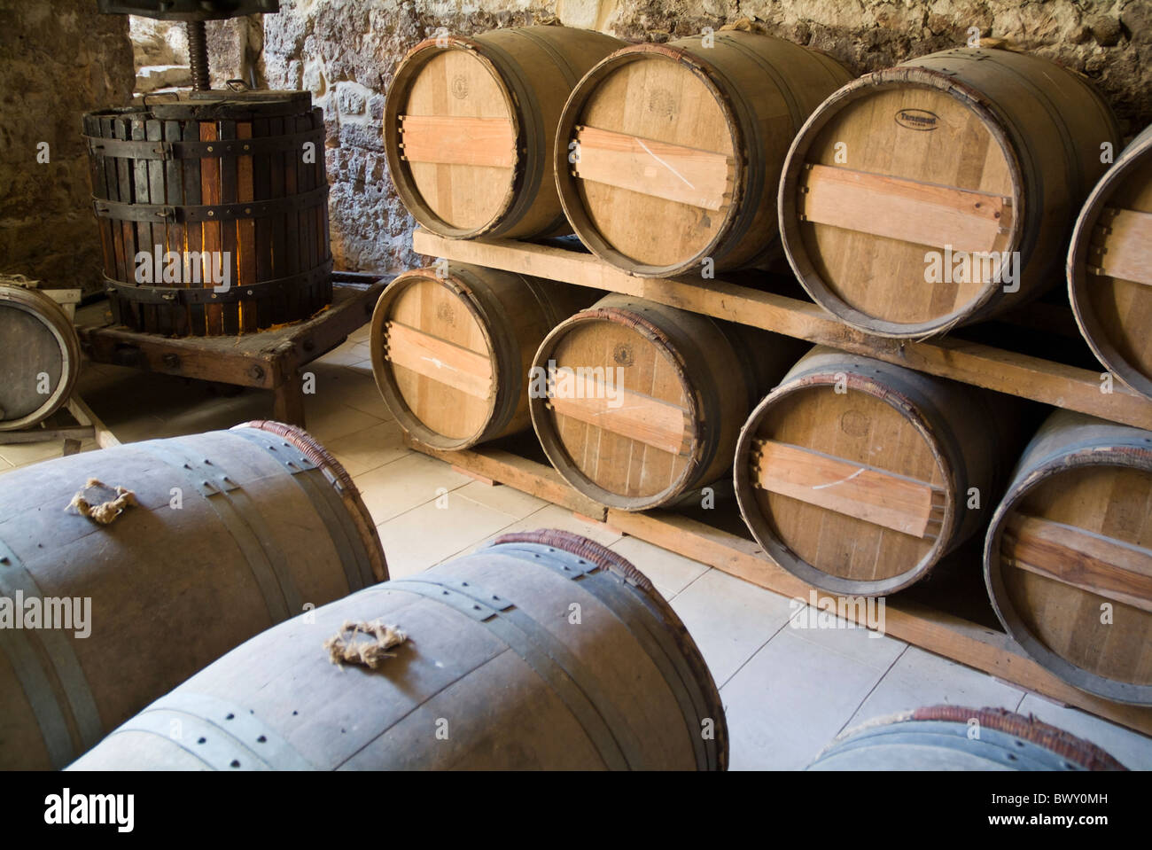 Filas de barriles de vino de madera en el sótano de una bodega, Cazeneuve, Gers, Francia. Foto de stock