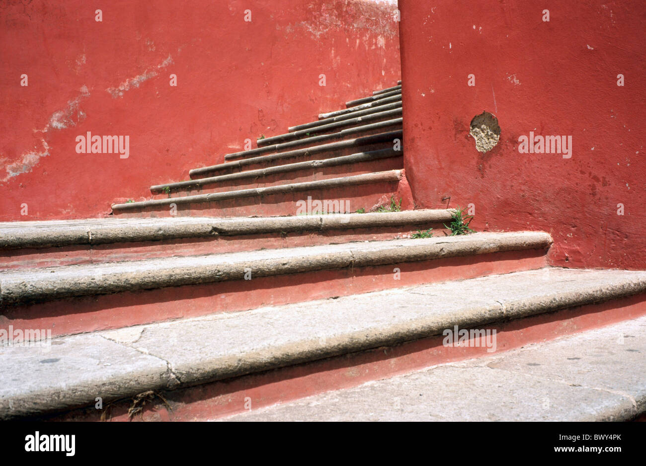 Subiendo las escaleras Church Lane Guanajuato casa home casa paredes México escalera roja Foto de stock