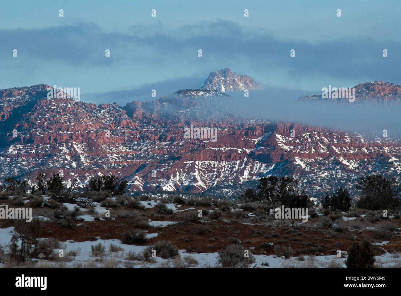 Cubiertas de nieve, Vermillion Cliffs de Hwy. 89 Kane County Utah, EE.UU. Foto de stock