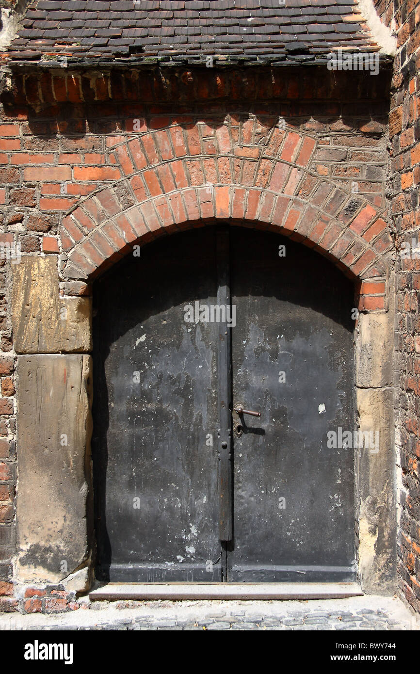 Puerta antigua en el conjunto de Ostrow Tumski, la Baja Silesia en Wroclaw, Polonia. Foto de stock