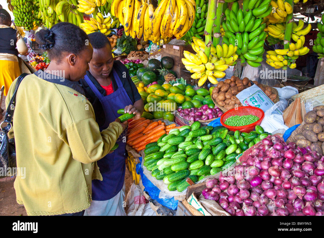 Nuevo parque de la ciudad de Ngara, en el mercado de vendedores ambulantes de Nairobi, Kenia Foto de stock