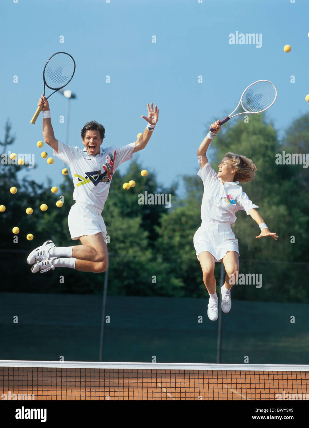 bolas de salto alto broma divertida pareja Saltar saltar riendo tiempo libre tenis tenis tenni Fotografía de stock - Alamy