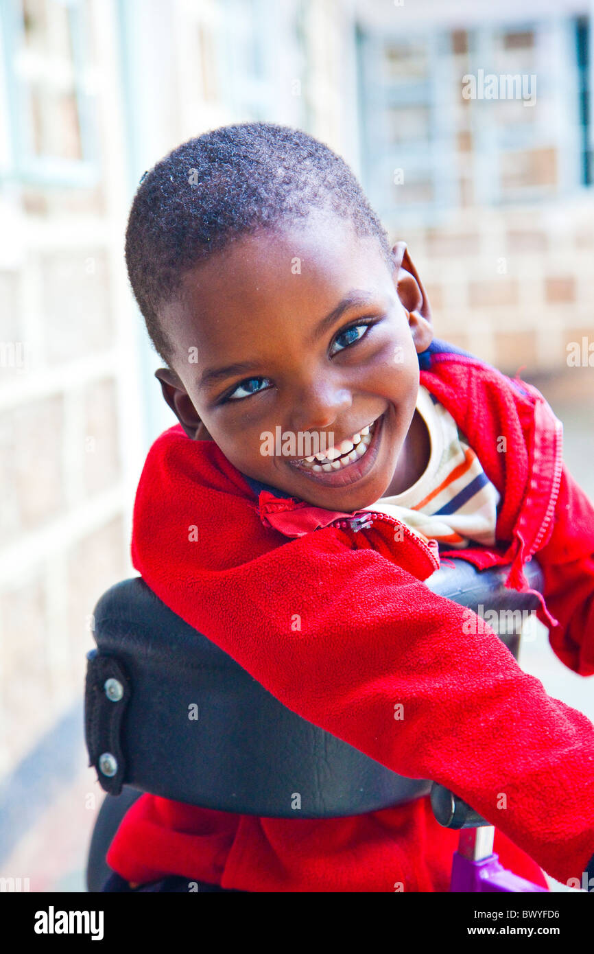 Aifa Thuo, infligidos con Parálisis Cerebral, Maji Mazuri Children's Center, Nairobi, Kenia Foto de stock