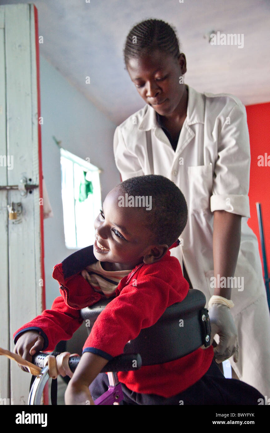 Aifa Thuo, infligidos con Parálisis Cerebral, Maji Mazuri Children's Center, Nairobi, Kenia Foto de stock