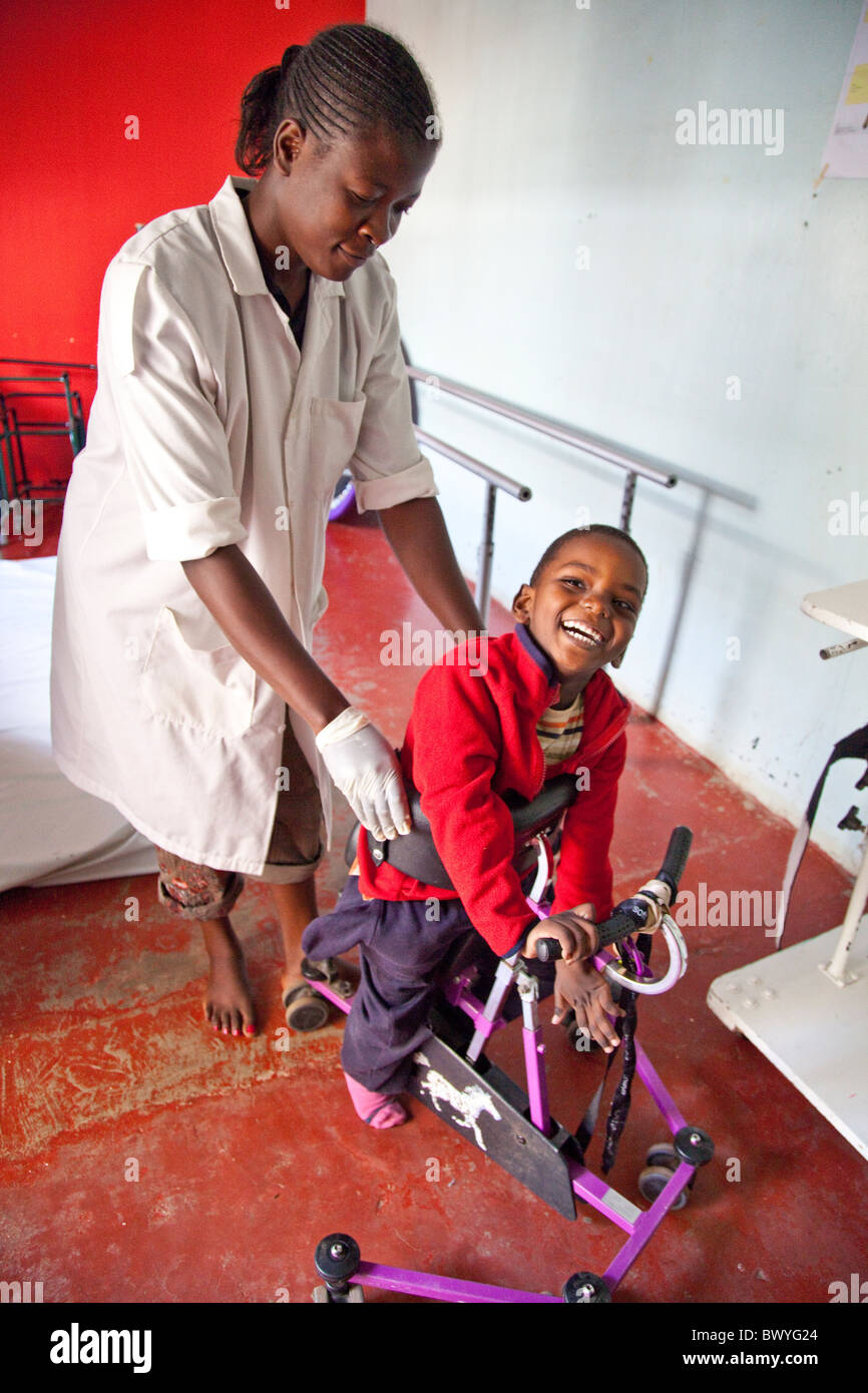Aifa Thuo, infligidos con Parálisis Cerebral, Maji Mazuri Children's Center, Nairobi, Kenia Foto de stock
