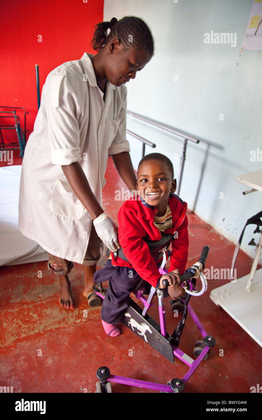 Aifa Thuo, infligidos con Parálisis Cerebral, Maji Mazuri Children's Center, Nairobi, Kenia Foto de stock