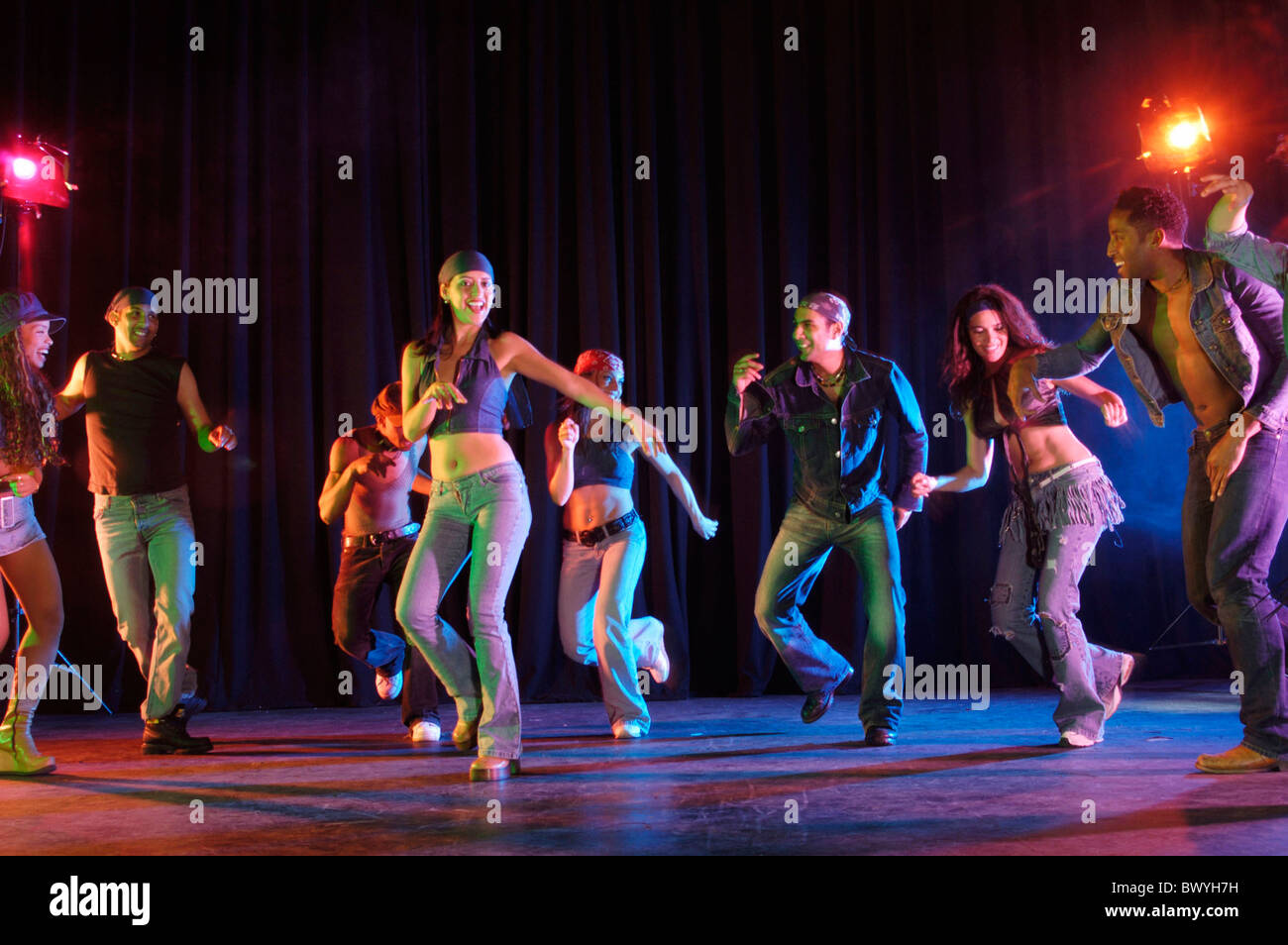 La coreografía de la danza La danza grupo dance hall bailarín bailando  imagen del grupo musical en vivo en el estilo de vida moderno Performance  Suite Fotografía de stock - Alamy