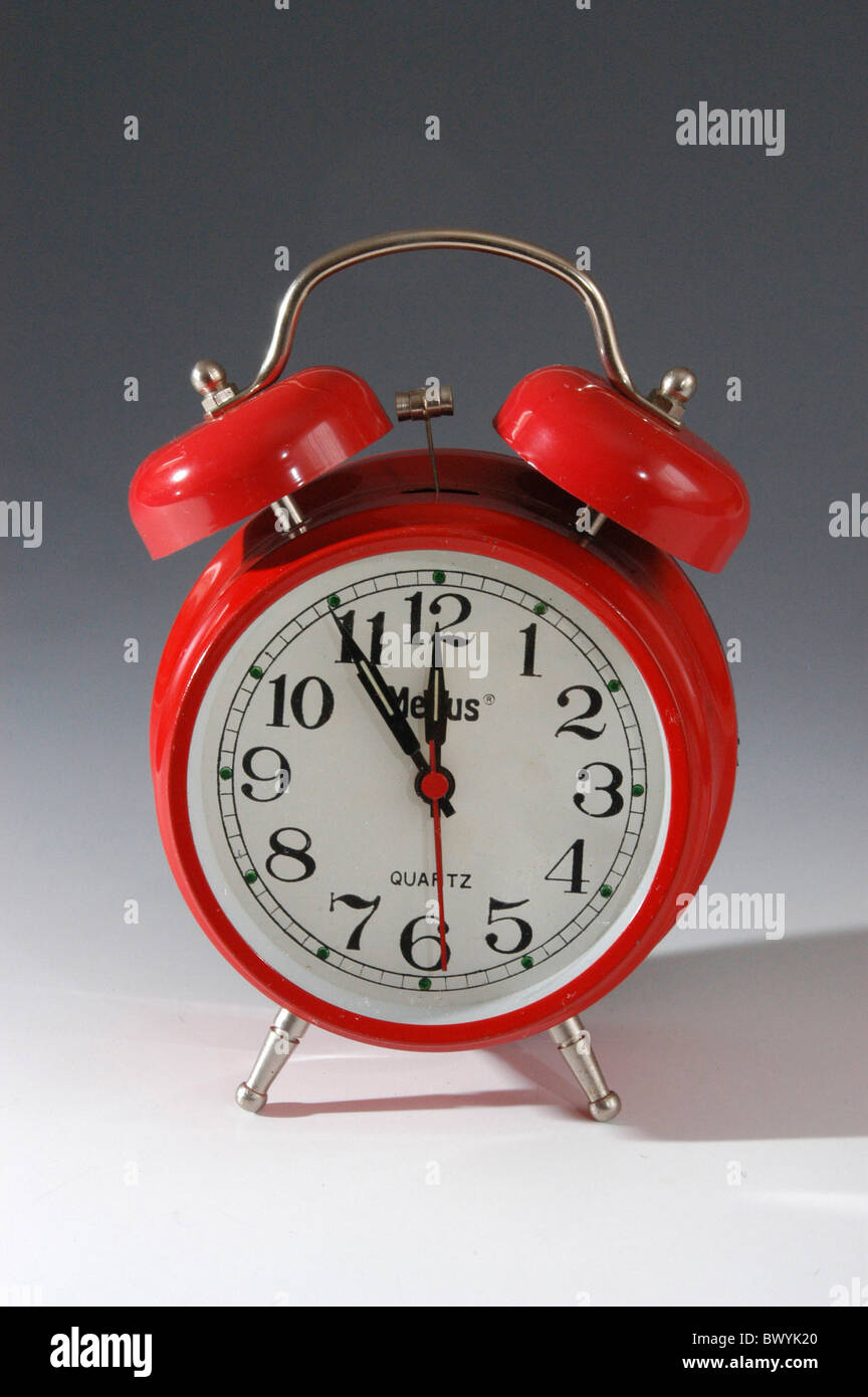 Reloj despertador cinco antes de las doce de la signatura tiempo rojo  studio Ver conceptos 5 12 Fotografía de stock - Alamy