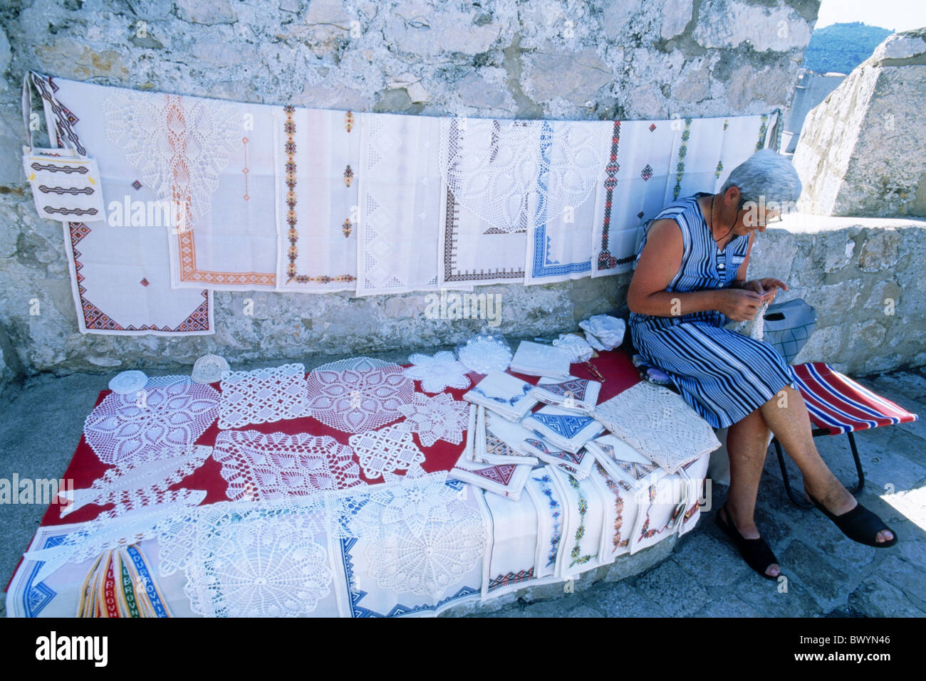 Mujer de Dubrovnik Croacia crocheting trabajo manual artesanal arte  artesanía textil Strickerei cordones de tela Fotografía de stock - Alamy
