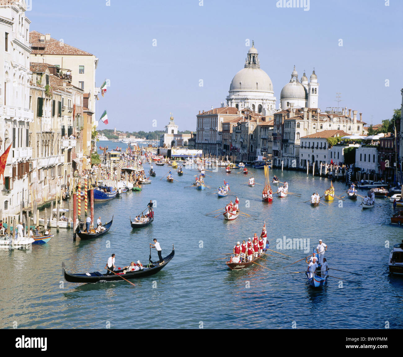 Tradición folclore góndolas Italia Europa Regata Storica ejecutando la tradición la competencia de Venecia Foto de stock