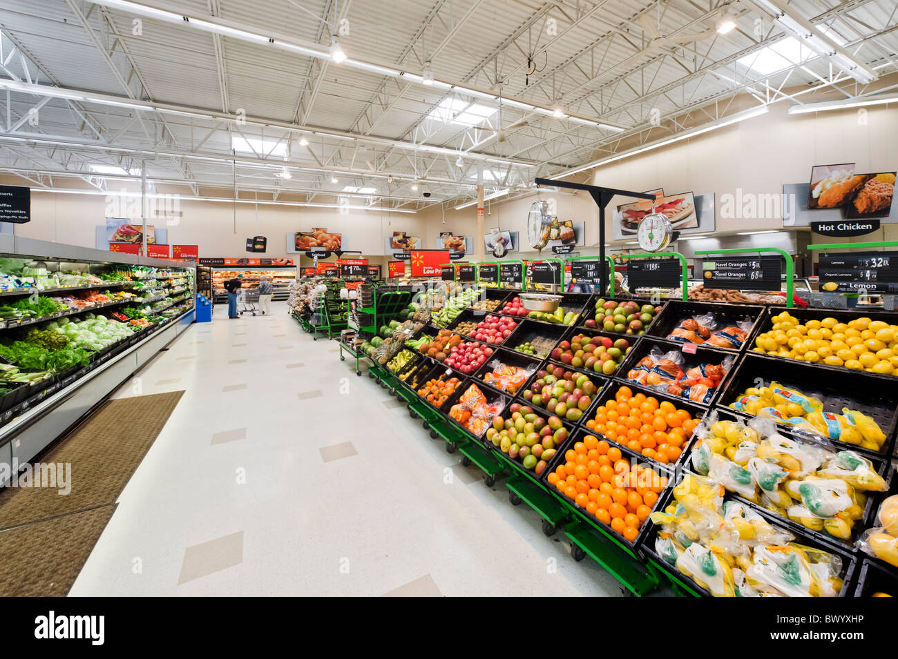 Sección de frutas y verduras en un Walmart, Haines City, Florida, EE.UU. Foto de stock