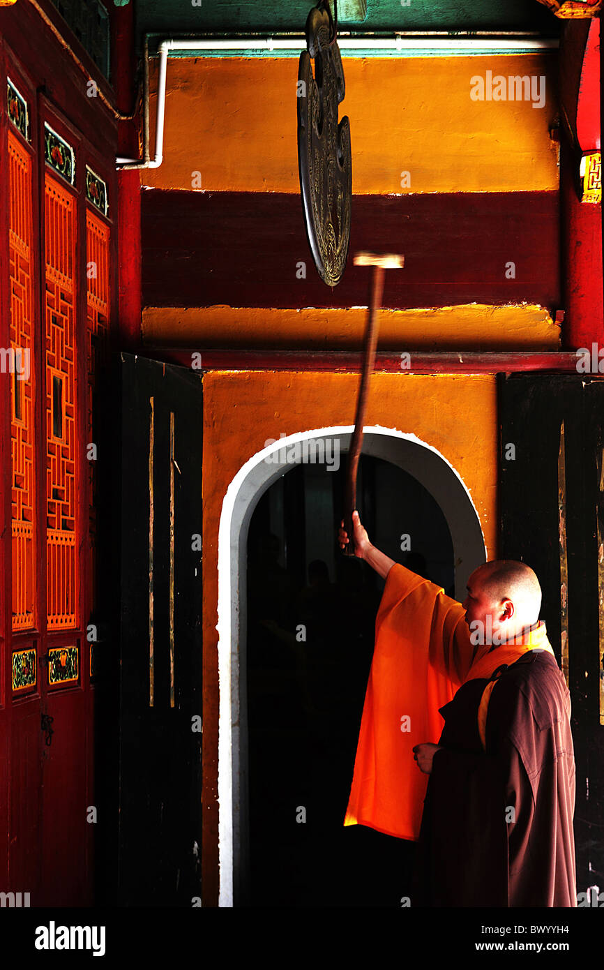 Monje chino golpeando la campanilla de hierro, Templo Qiyuan, Monte Jiuhua,  Qingyang, en la provincia de Anhui, China Fotografía de stock - Alamy