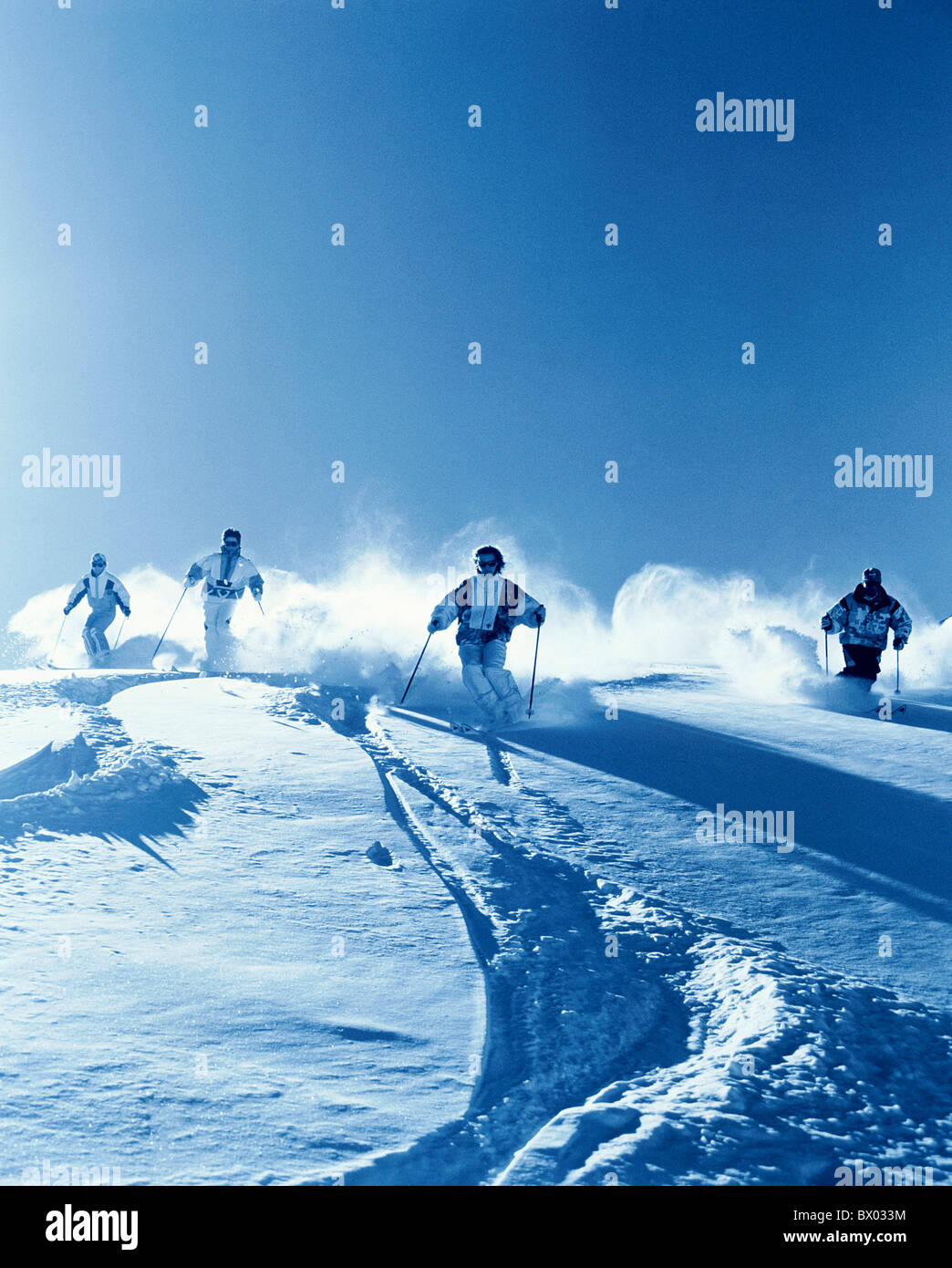 Las montañas de esquí Carving grupo monocromo en nieve esquí deporte de nieve profunda nieve profunda la conducción invernales s Foto de stock