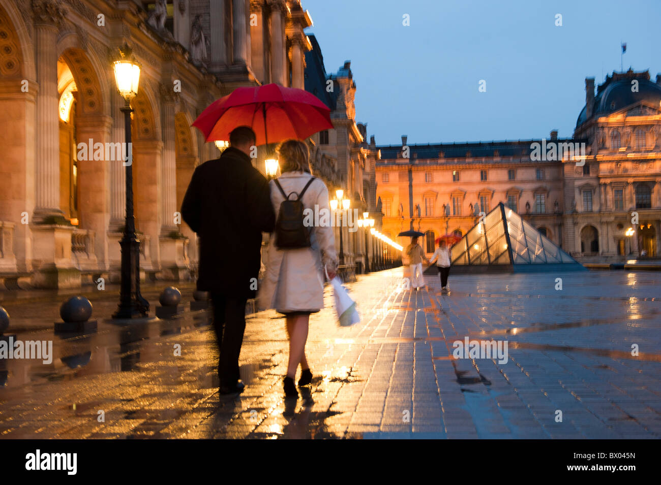 Pareja caminando en la noche fotografías e imágenes de alta resolución - Alamy Pareja caminando en la noche fotografías e imágenes de alta resolución - Alamy