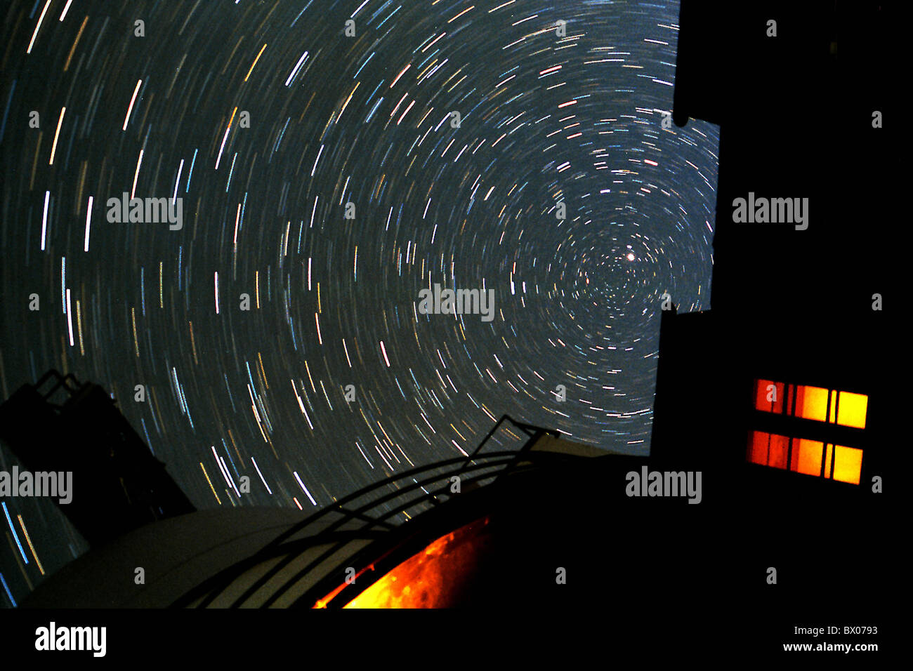 Todos astronomía efecto giratorio la rotación de la tierra exposición larga noche de luz por la noche observatorio Polo Polaris St Foto de stock
