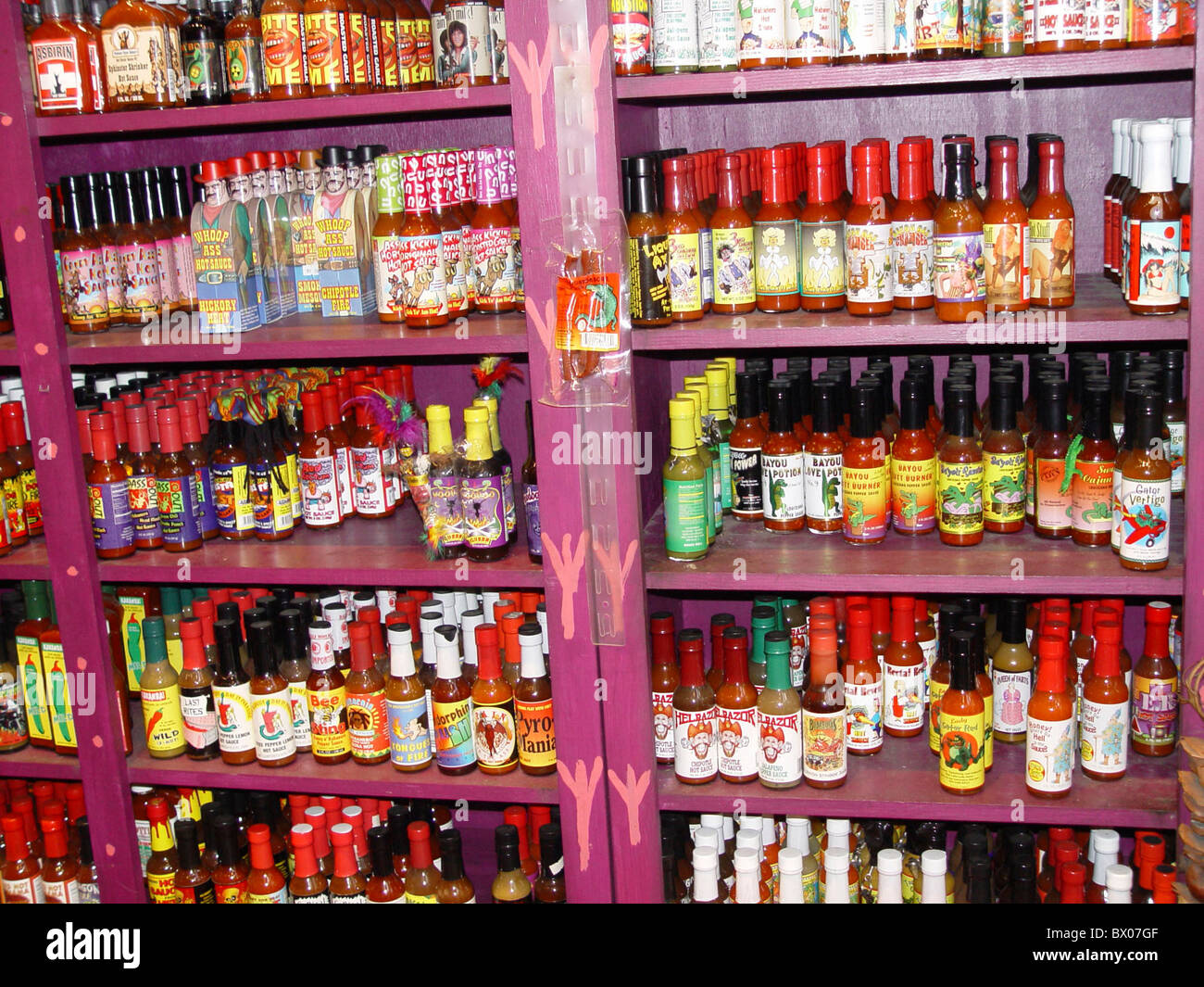 La comida Cajún comiendo alimentos comercial botellas de salsa picante salsa Caribe almacenar alimentos comestibles baja carga Foto de stock
