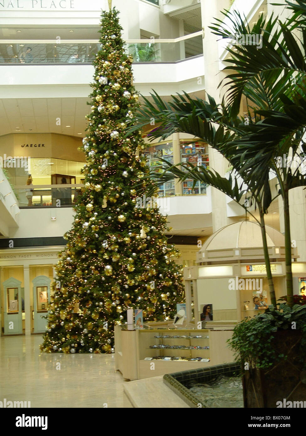 Árbol de Navidad del centro comercial Atrium recibidor tiendas relaciones comercio el comercio interior almacena Louisiana Foto de stock