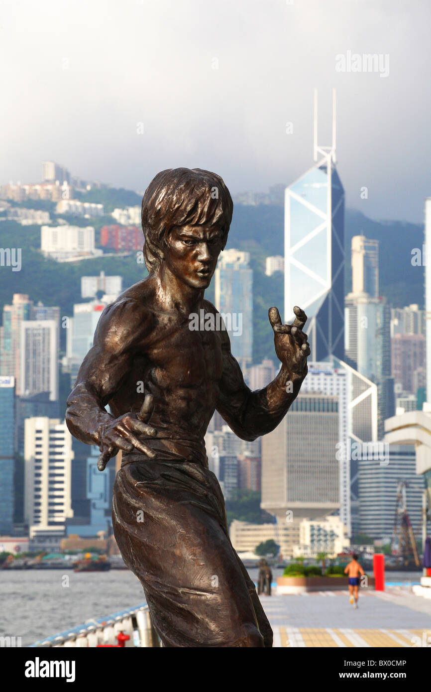 Estatua de bronce de Bruce Lee, la Avenida de Las Estrellas, Tsim Sha Tsui, Hong Kong, China Foto de stock