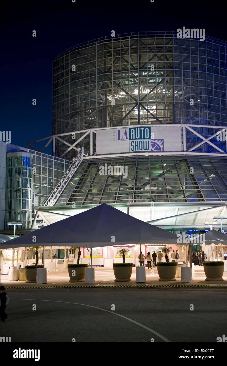Los Angeles Convention Center, el centro de Los Angeles, California, EE.UU. (Por la noche, durante la Auto Show) Foto de stock