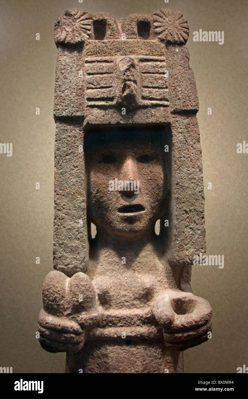 La estatua de la diosa Mexica o Azteca maíz Chicomecoatl patrono de la agricultura en el Museo Nacional de Antropología en Ciudad de México. Foto de stock