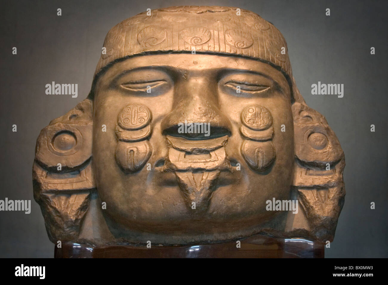 La estatua de la diosa azteca de la luna Coyolxauhqui "Mujer con campanas en sus mejillas", Museo Nacional de Antropología, en la Ciudad de México. Foto de stock