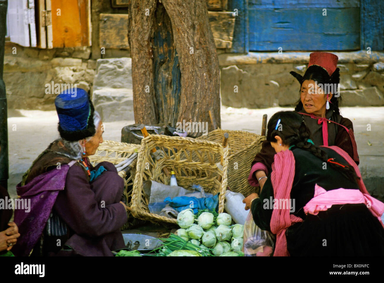 Retrato de tres mujeres tibetanas hablando juntos en un mercado, Ladakh, India. Foto de stock