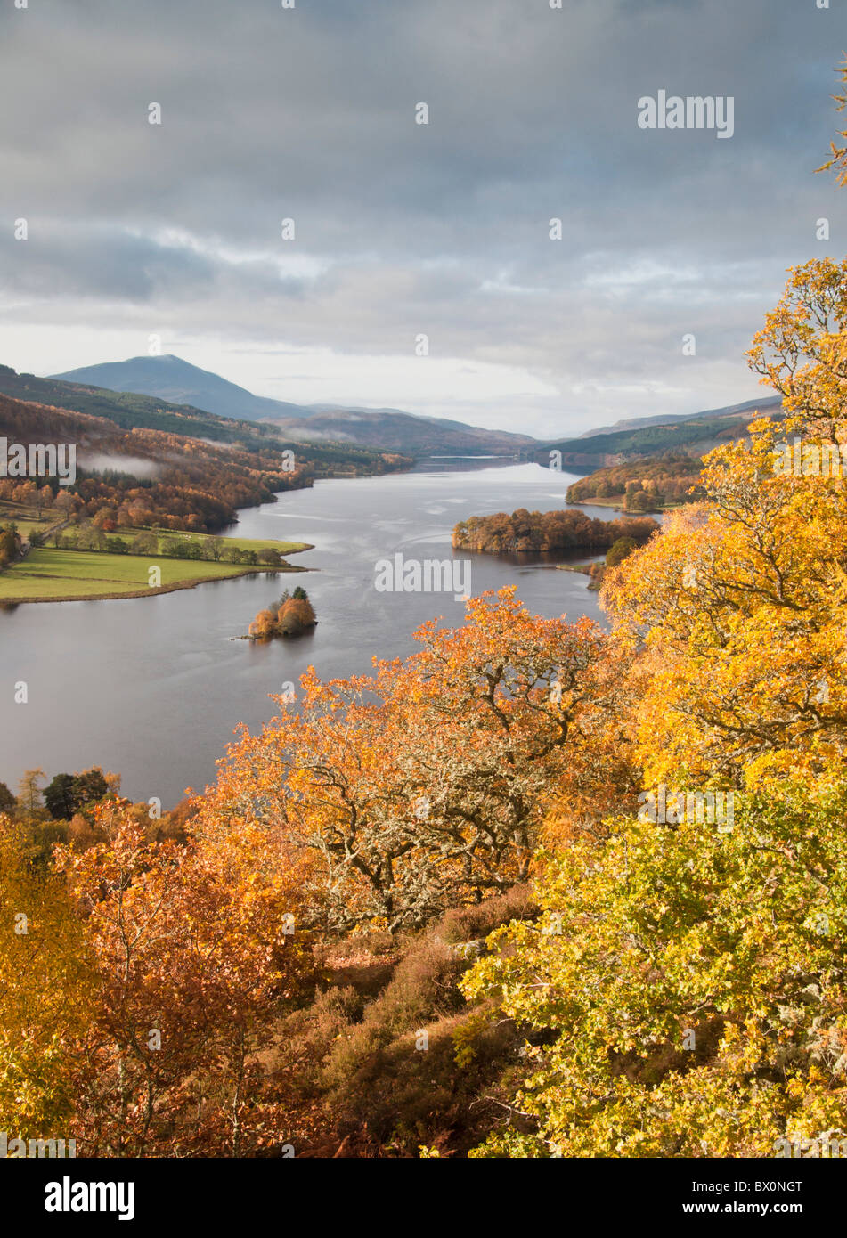 'Queens' con vistas a Loch Tummel en Highland Perthshire. Schiehallion en el fondo. Foto de stock