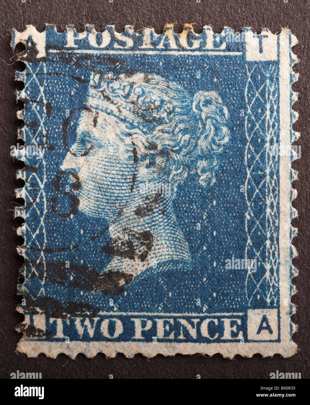 Sello británico, dos peniques azul, Esquina letras A, T Foto de stock