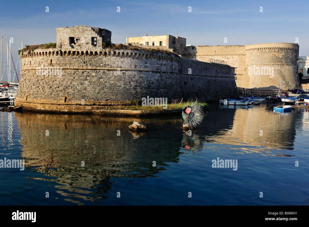 La antigua fortaleza en la zona ribereña de la ciudad de Gallipoli, Puglia, Italia Foto de stock