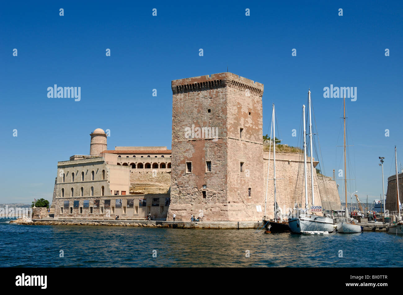 Torre de Defensa de Fort Saint-Jean (1660) en la entrada al puerto antiguo, puerto o puerto, Marsella o Marsella, Provenza, Francia Foto de stock
